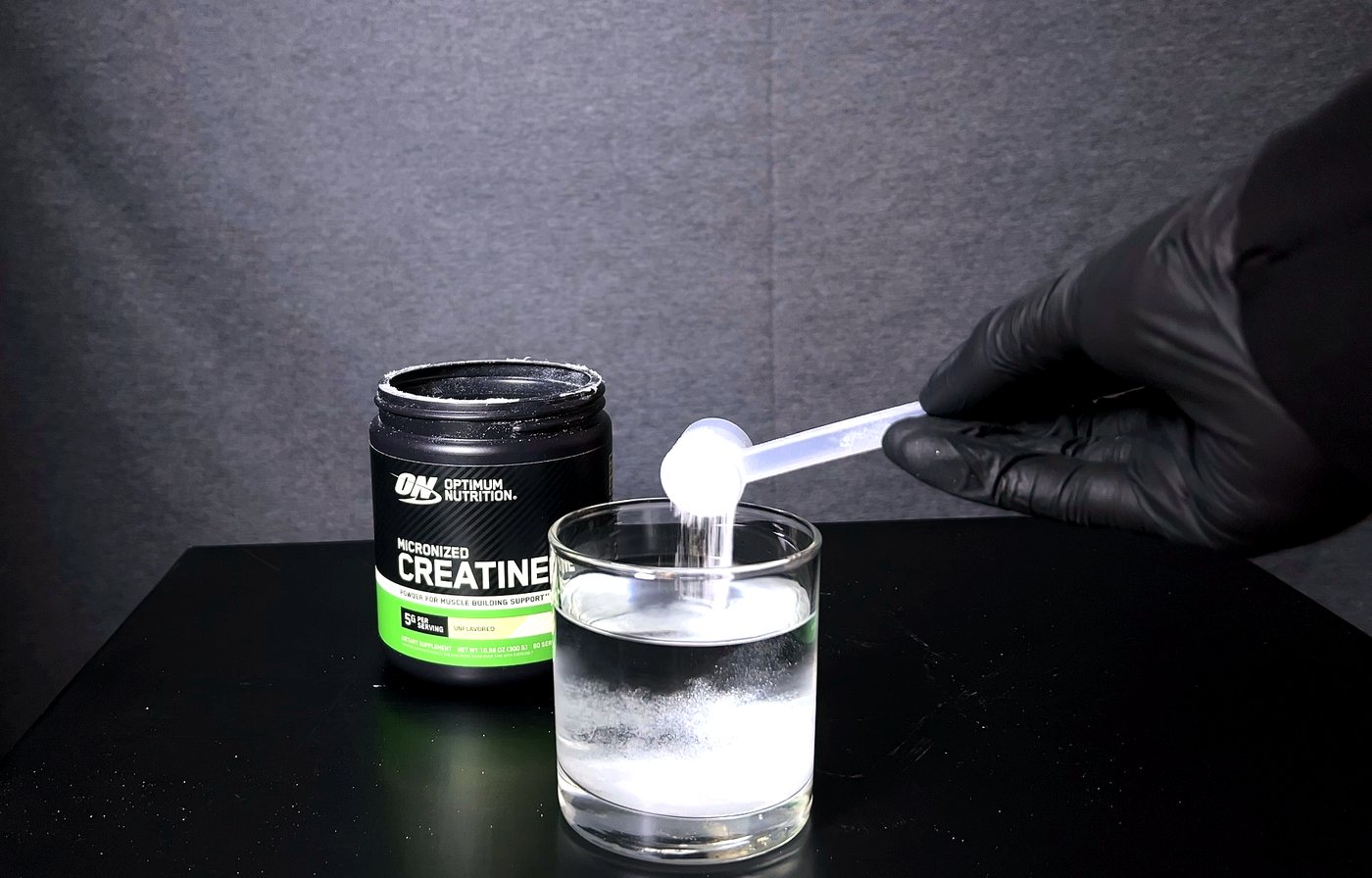 Creatina disolviéndose en un vaso de agua